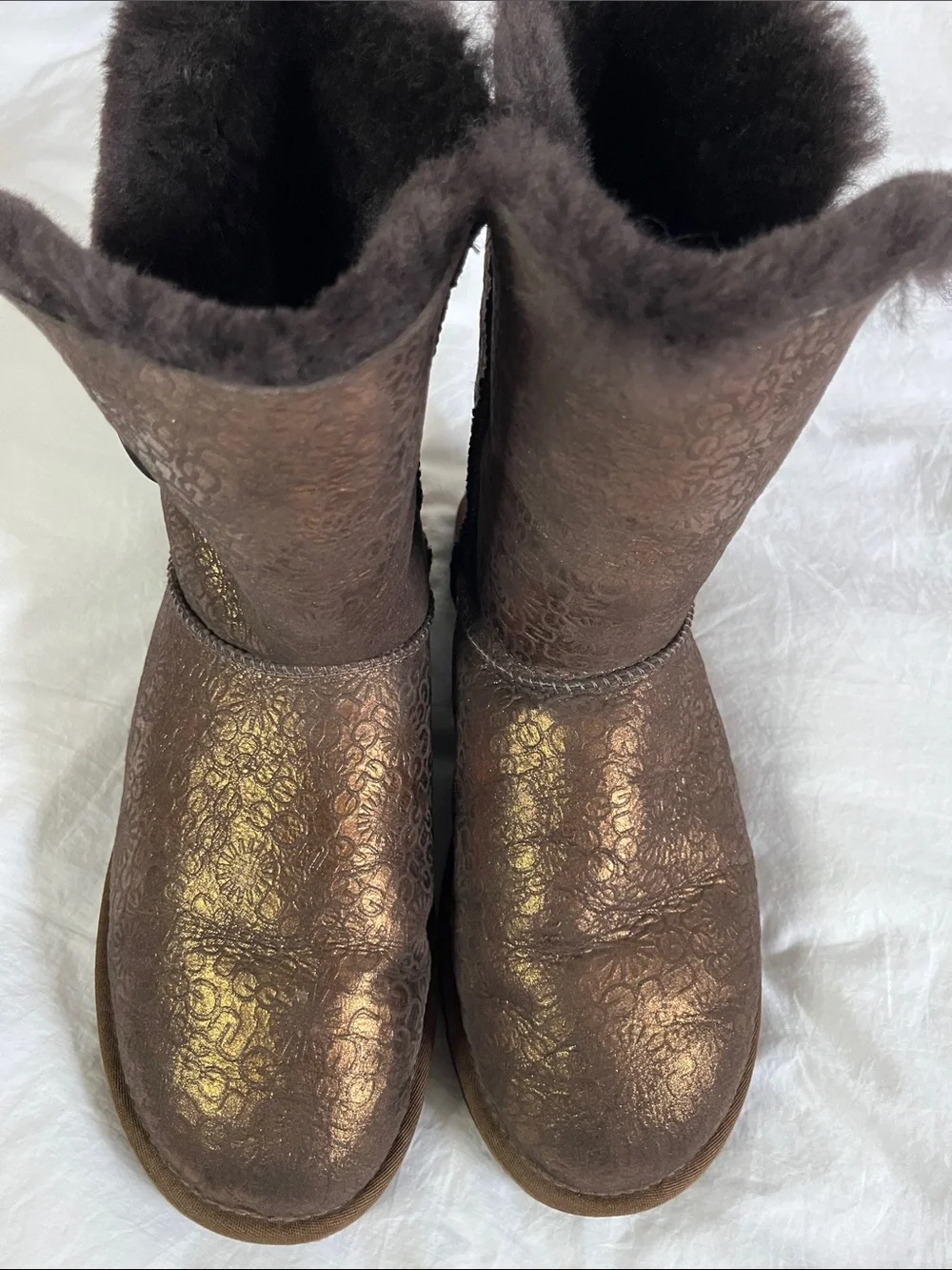 UGG Bailey Button Metallic Logo boots in bronze women’s size 9 winter boots